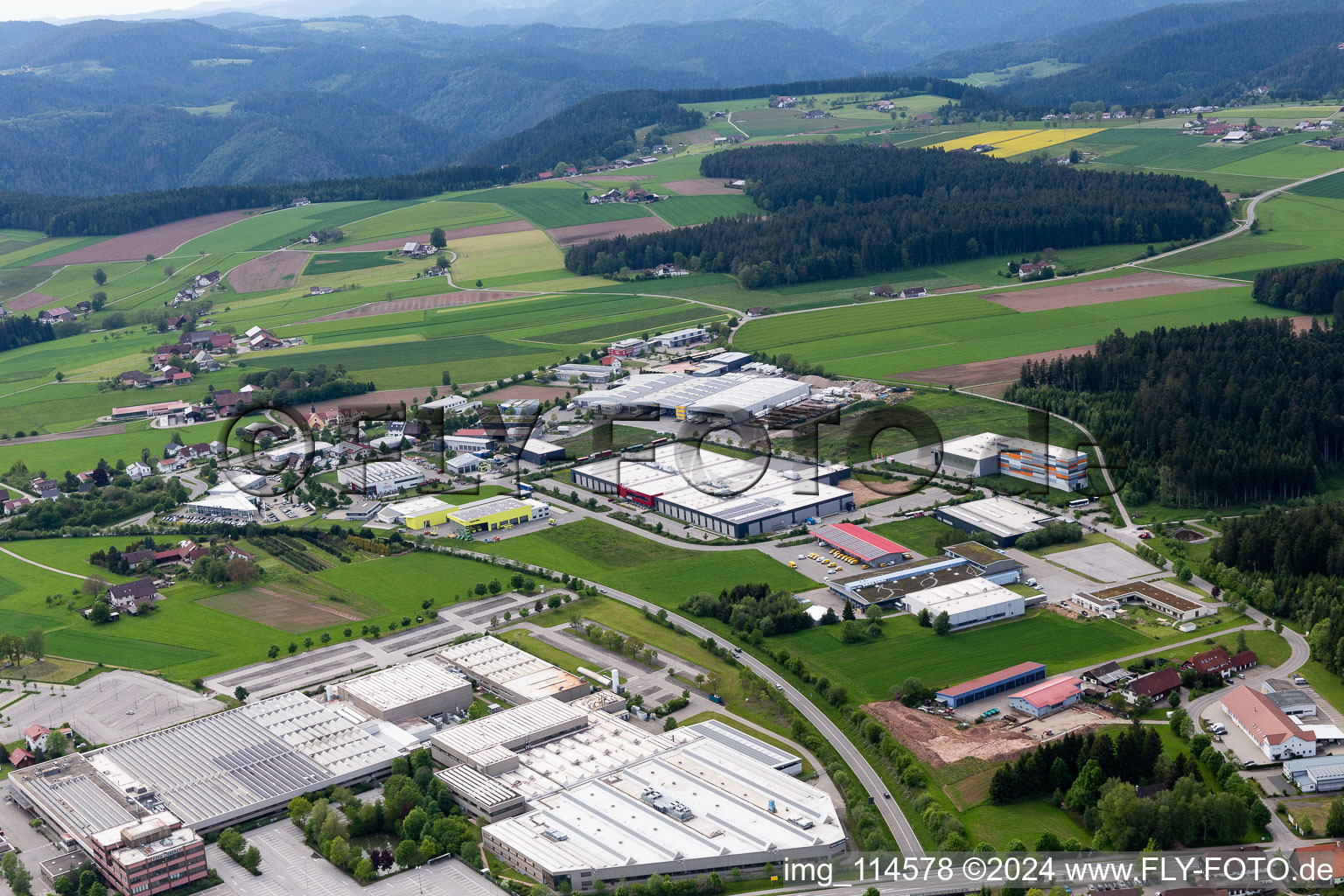 Vue aérienne de MS-Schramberg GmbH à le quartier Sulgen in Schramberg dans le département Bade-Wurtemberg, Allemagne