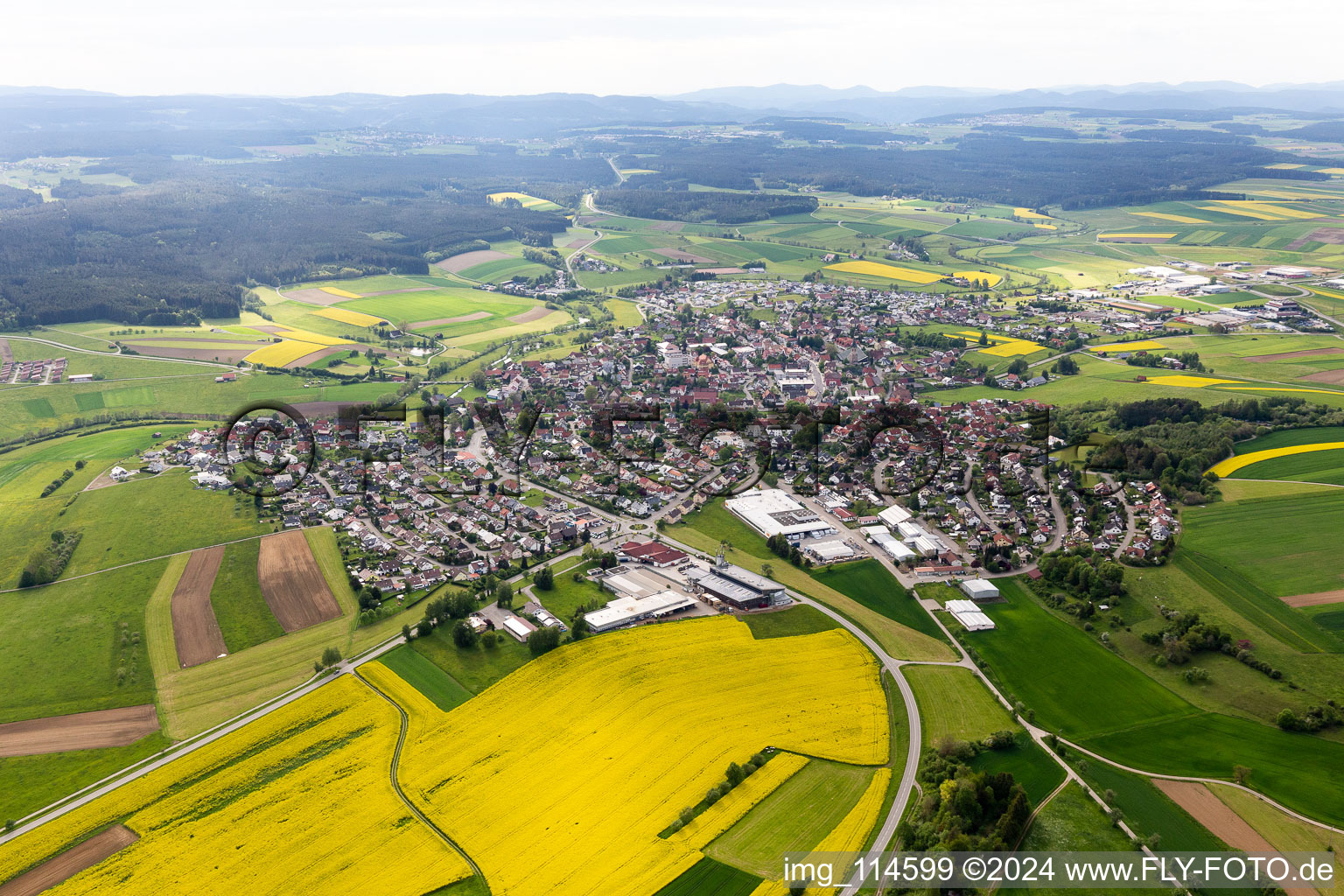 Vue aérienne de Vue sur la commune en bordure de champs agricoles et de zones agricoles à Dunningen dans le département Bade-Wurtemberg, Allemagne