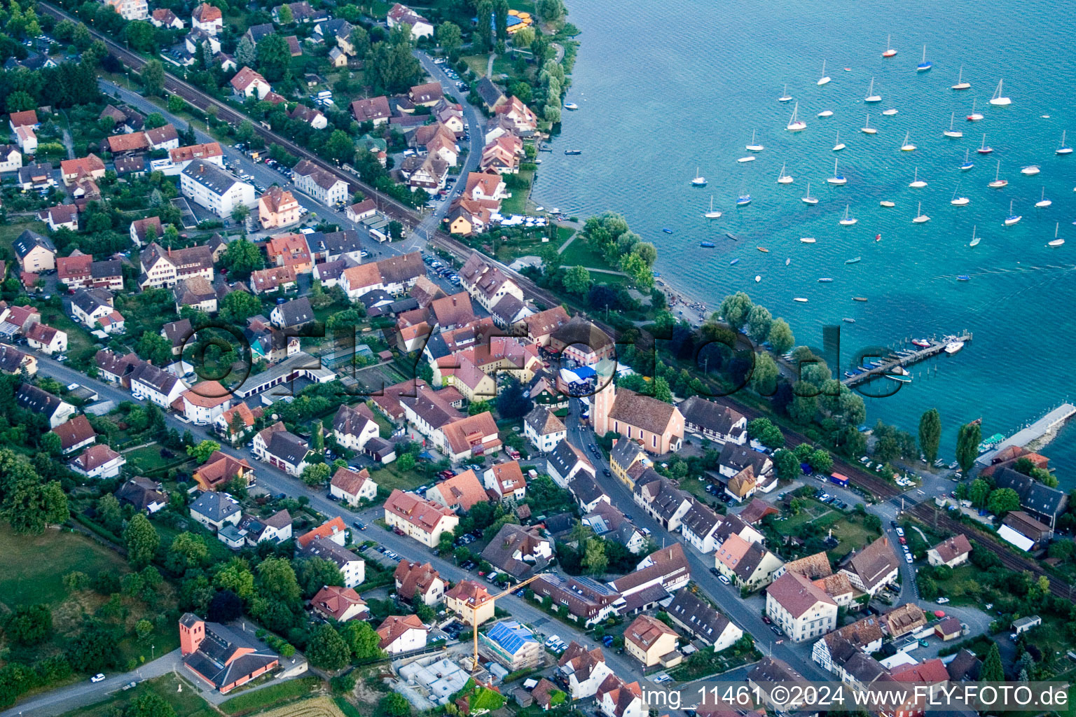 Vue aérienne de Marina avec amarrages pour bateaux de plaisance et amarrages pour bateaux au bord du lac de Constance à Allensbach dans le département Bade-Wurtemberg, Allemagne