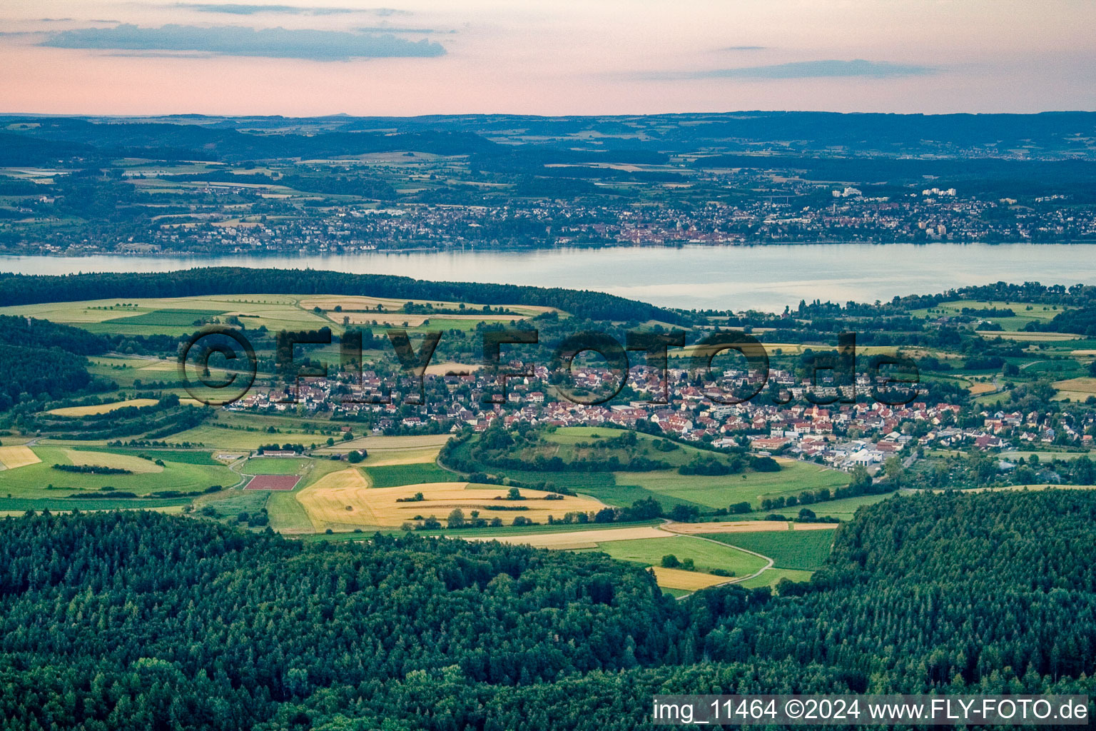 Vue aérienne de Du sud-ouest à le quartier Dettingen in Konstanz dans le département Bade-Wurtemberg, Allemagne