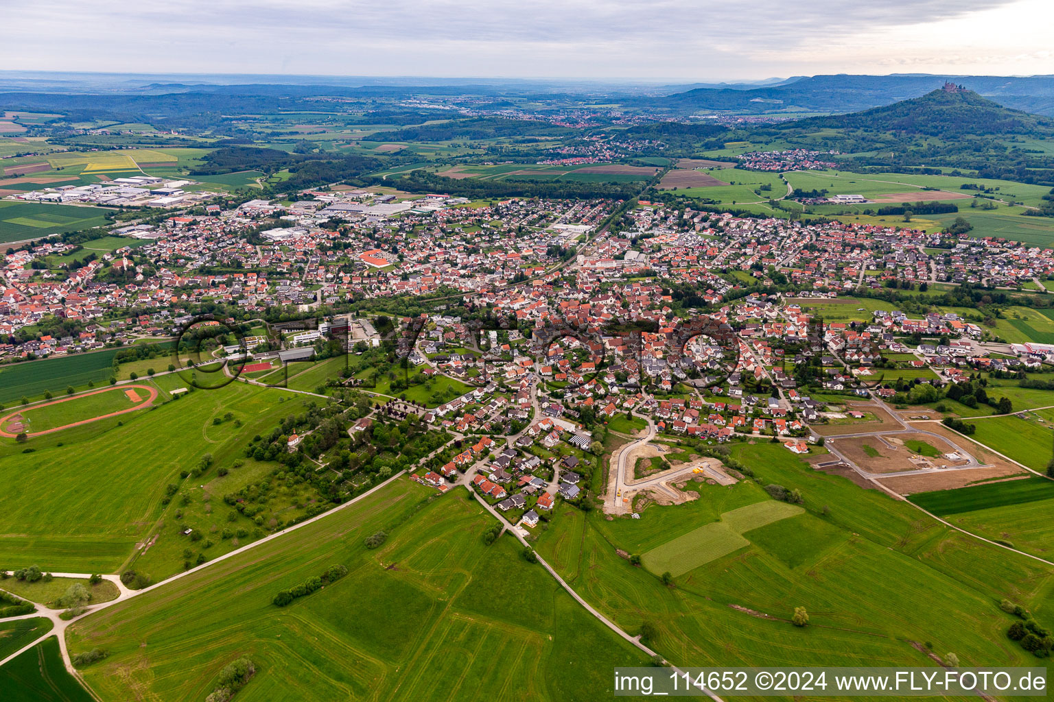 Vue aérienne de Zone urbaine avec périphérie et centre-ville au pied du Jura Souabe avec le château de Hohenzollern à le quartier Julienhütte in Bisingen dans le département Bade-Wurtemberg, Allemagne