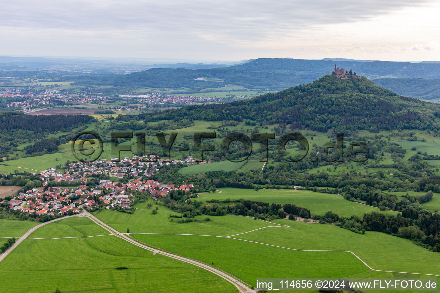 Vue aérienne de Des zones agricoles et des limites de champs entourent la zone d'habitation du village au pied du Jura souabe et du château de Hohenzollern à le quartier Zimmern in Bisingen dans le département Bade-Wurtemberg, Allemagne