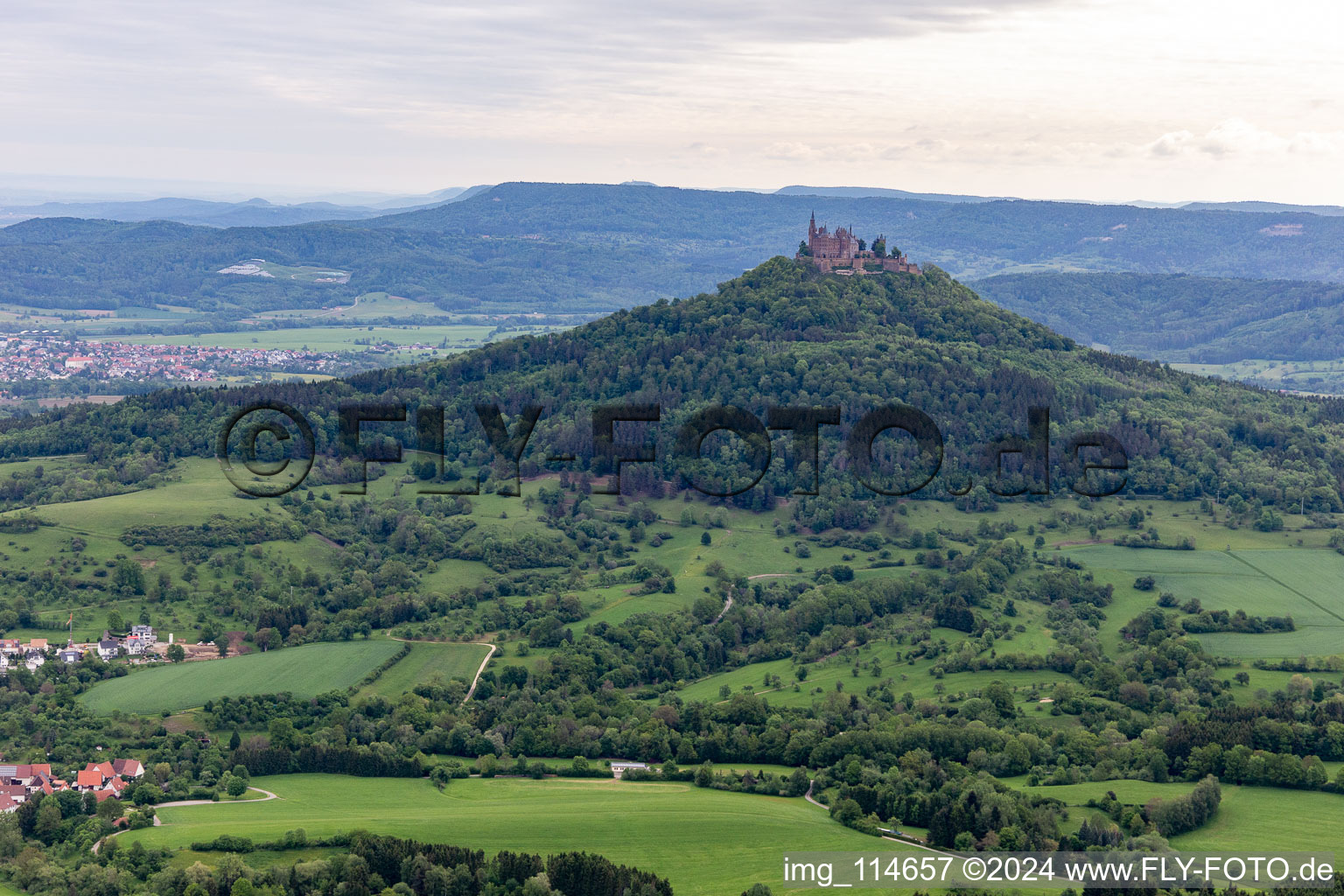 Vue aérienne de Château de Hohenzollern à le quartier Zimmern in Bisingen dans le département Bade-Wurtemberg, Allemagne