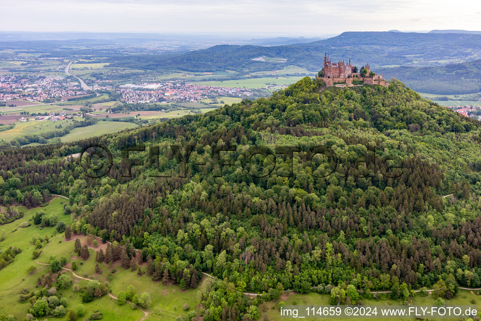 Vue aérienne de Château de Hohenzollern à le quartier Zimmern in Bisingen dans le département Bade-Wurtemberg, Allemagne