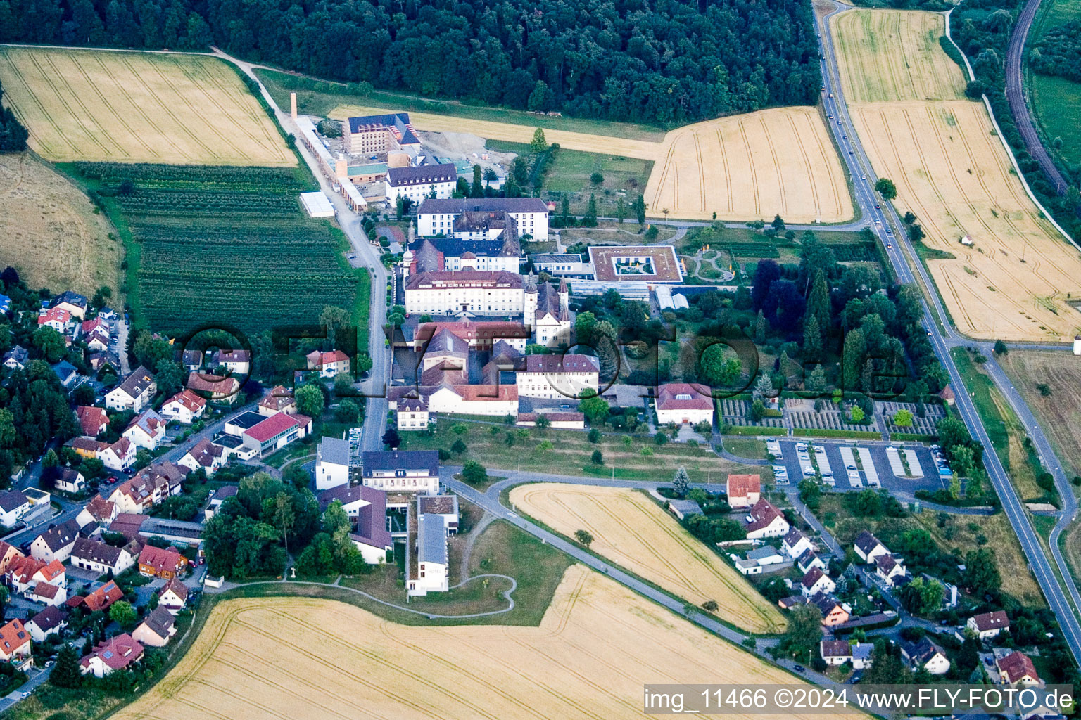 Vue aérienne de Ensemble immobilier de l'ancien monastère Hegne et de l'actuel Marianum - centre d'éducation et de formation dans le quartier Hegne à Allensbach à Hegne dans le département Bade-Wurtemberg, Allemagne