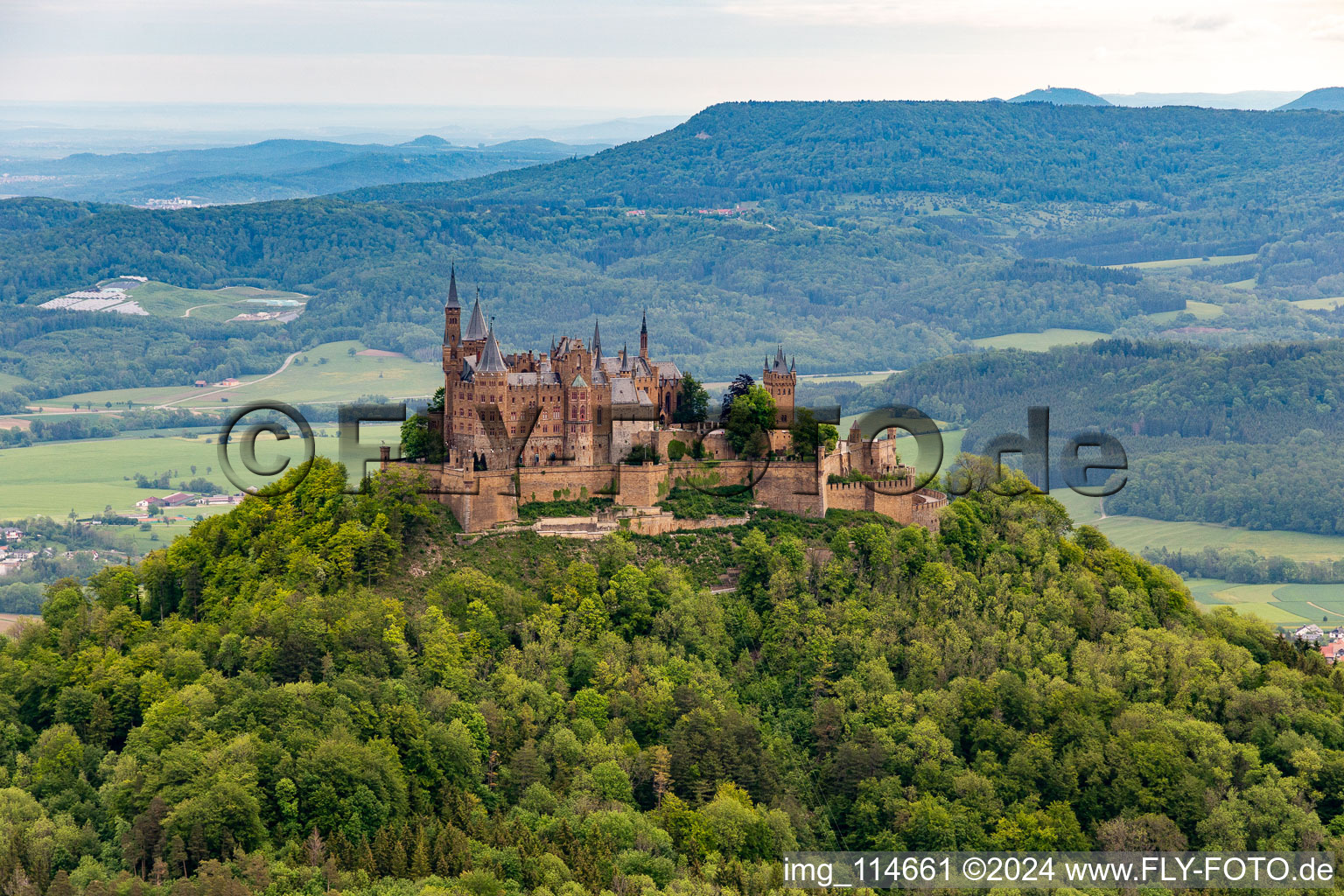 Vue oblique de Château de Hohenzollern à le quartier Zimmern in Bisingen dans le département Bade-Wurtemberg, Allemagne