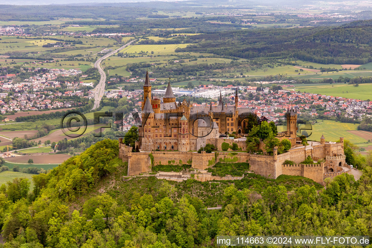 Château de Hohenzollern à le quartier Zimmern in Bisingen dans le département Bade-Wurtemberg, Allemagne d'en haut