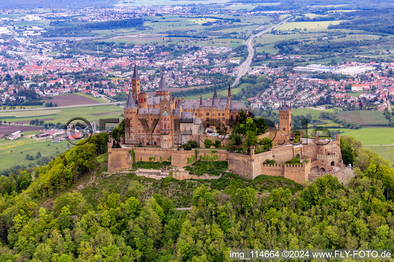 Château de Hohenzollern à le quartier Zimmern in Bisingen dans le département Bade-Wurtemberg, Allemagne hors des airs