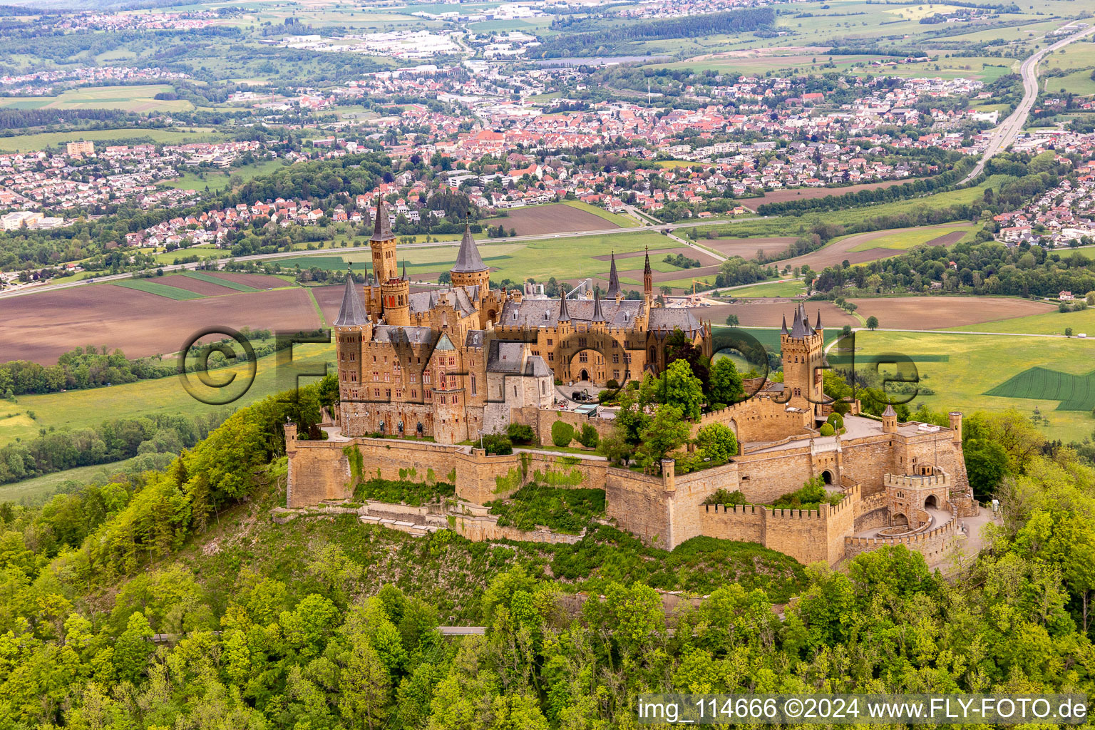 Château de Hohenzollern à le quartier Zimmern in Bisingen dans le département Bade-Wurtemberg, Allemagne vue d'en haut