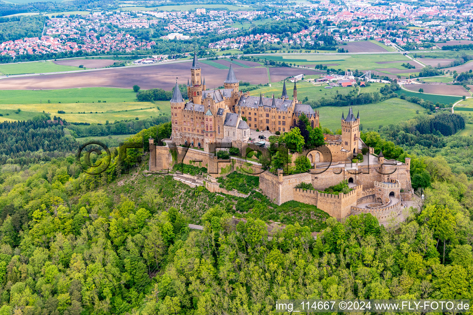 Château de Hohenzollern à le quartier Zimmern in Bisingen dans le département Bade-Wurtemberg, Allemagne depuis l'avion