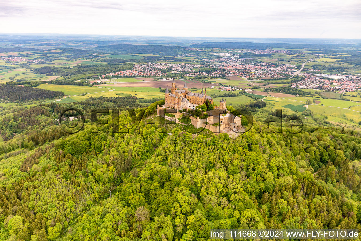 Vue d'oiseau de Château de Hohenzollern à le quartier Zimmern in Bisingen dans le département Bade-Wurtemberg, Allemagne