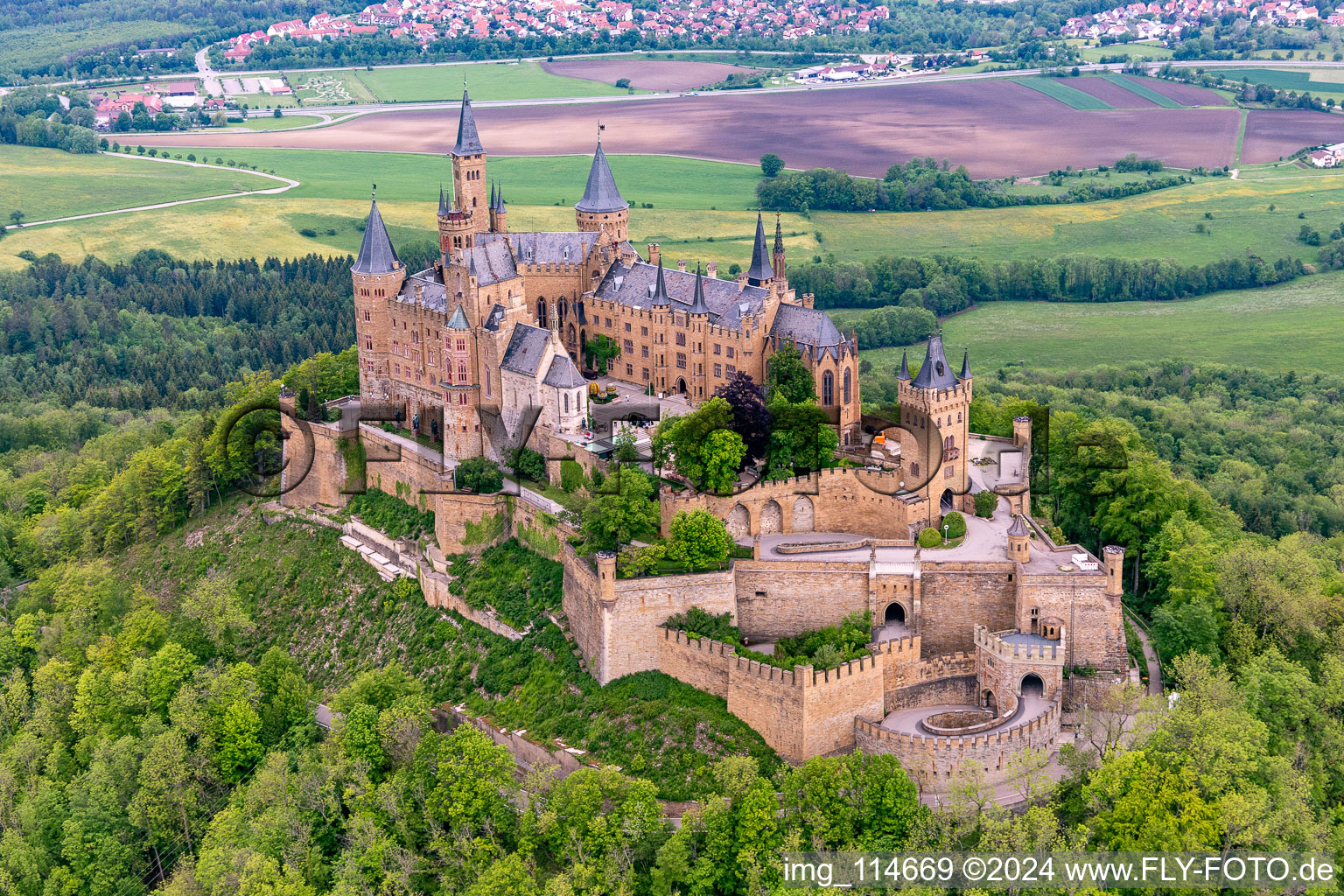 Château de Hohenzollern à le quartier Zimmern in Bisingen dans le département Bade-Wurtemberg, Allemagne vue du ciel