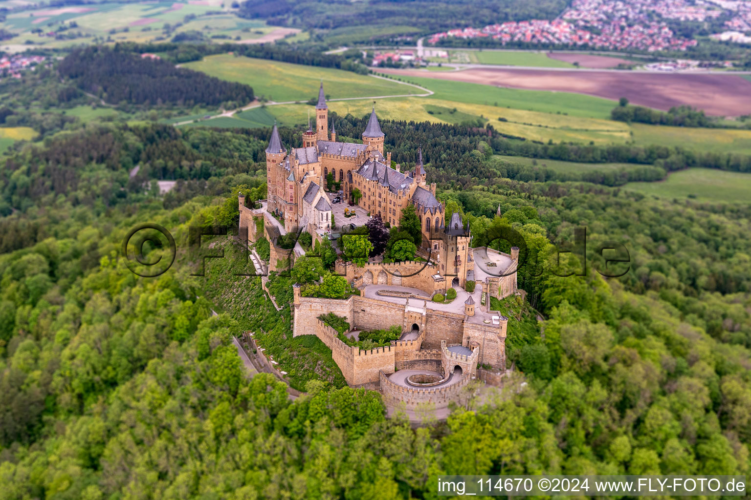 Château de Hohenzollern à Hechingen dans le département Bade-Wurtemberg, Allemagne depuis l'avion