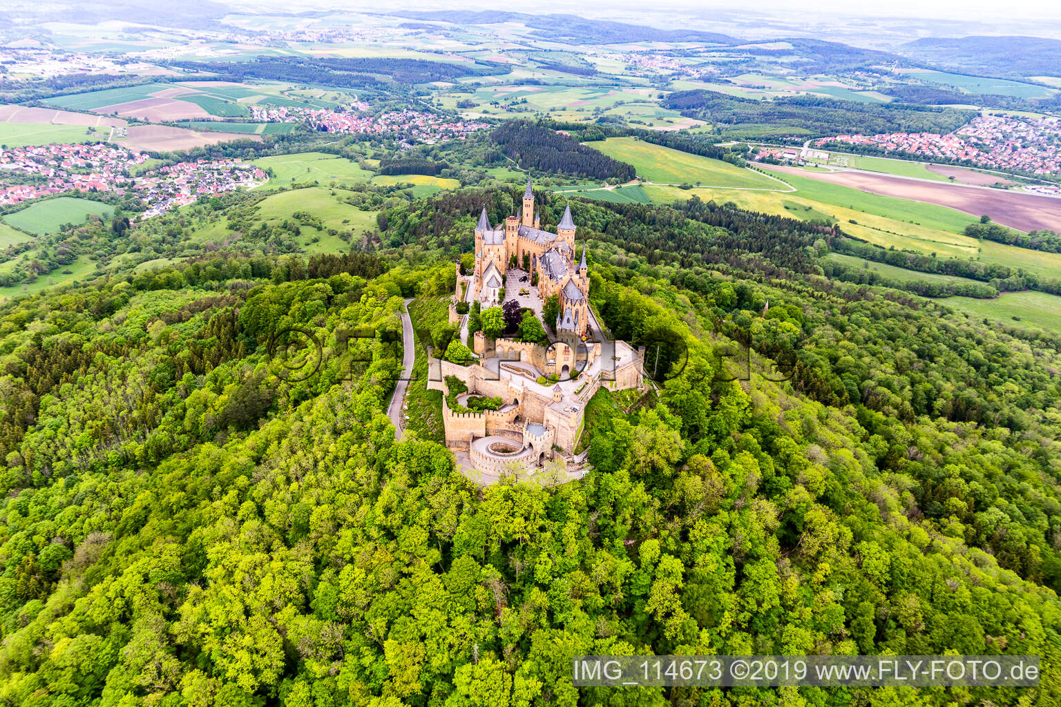 Château de Hohenzollern à Hechingen dans le département Bade-Wurtemberg, Allemagne vue du ciel