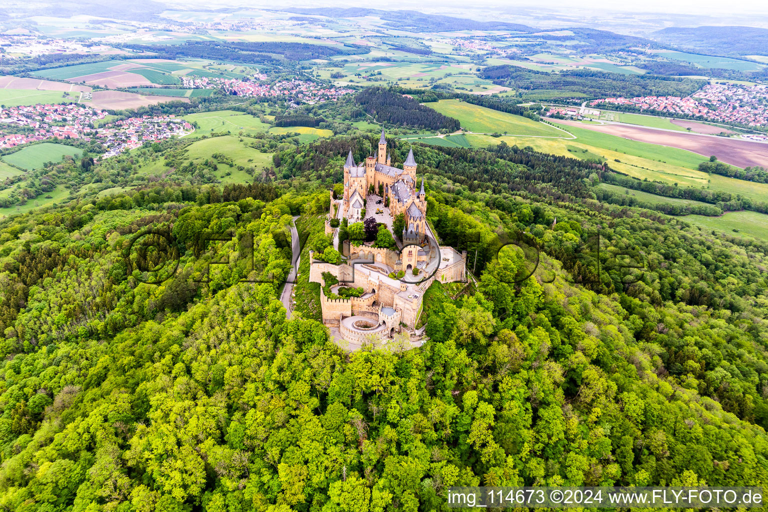 Château de Hohenzollern à Hechingen dans le département Bade-Wurtemberg, Allemagne vue du ciel