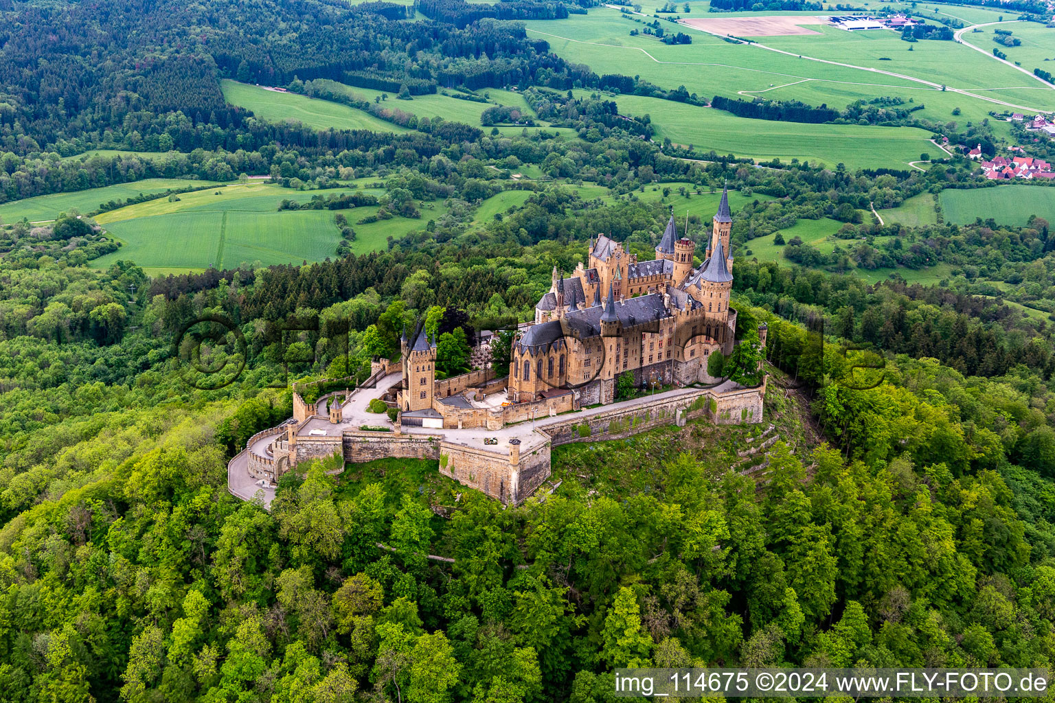 Vue oblique de Château de Hohenzollern à le quartier Boll in Hechingen dans le département Bade-Wurtemberg, Allemagne