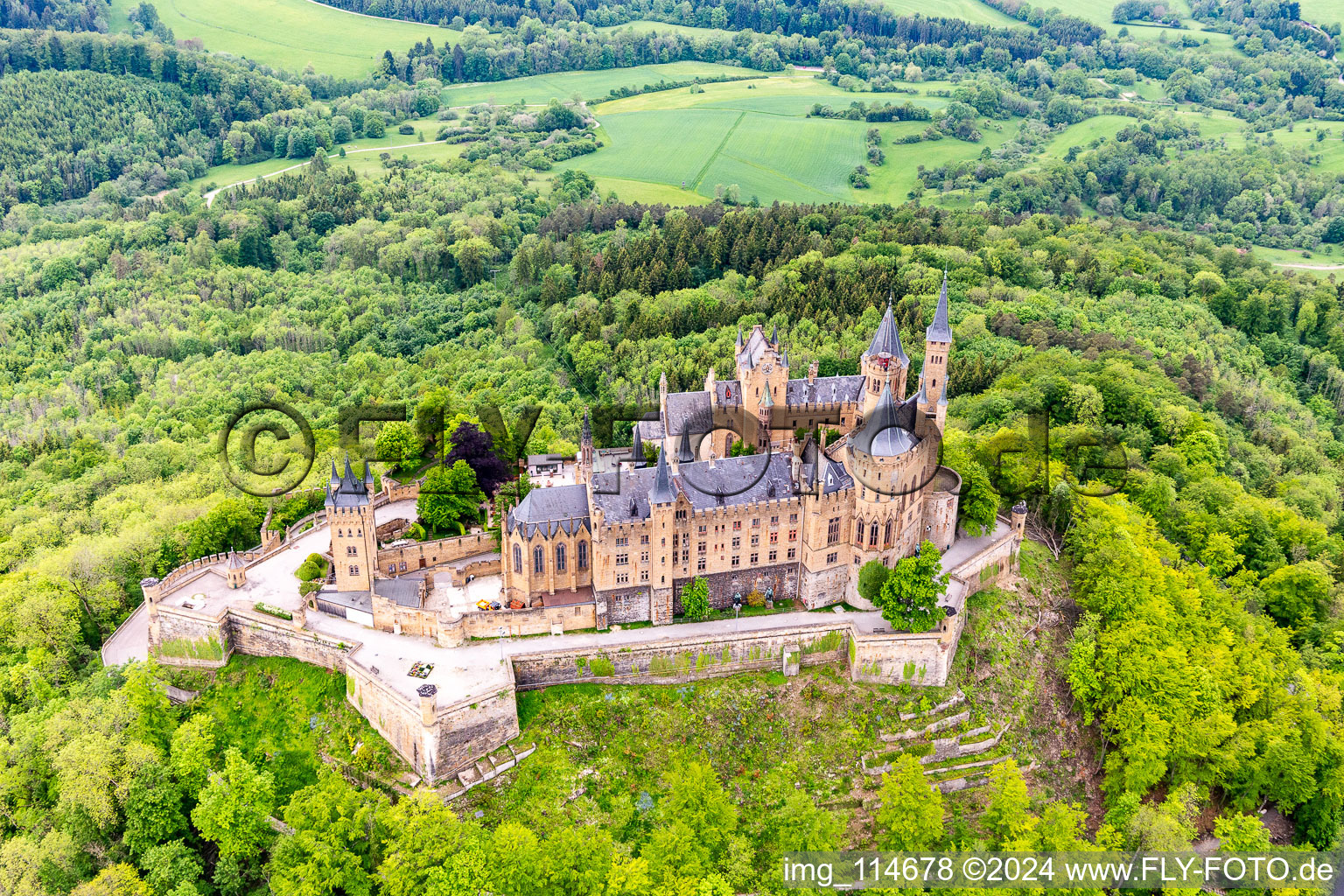 Château de Hohenzollern à le quartier Boll in Hechingen dans le département Bade-Wurtemberg, Allemagne d'en haut