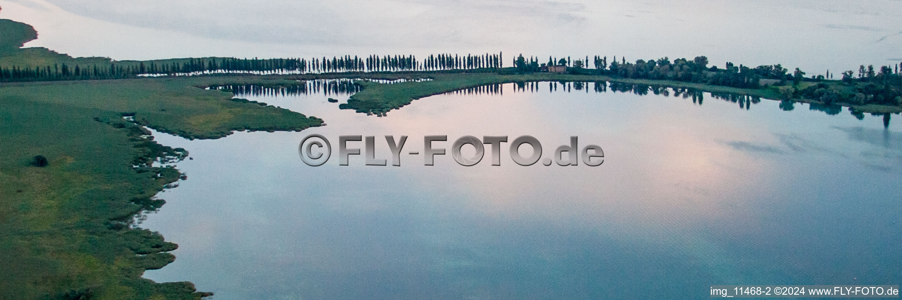 Vue aérienne de Jetée vers l'île lacustre de Reichenau entre Untersee et Gnadersee sur le lac de Constance dans la lumière du soir dans le quartier Insel Reichenau à Reichenau à le quartier Hegne in Allensbach dans le département Bade-Wurtemberg, Allemagne