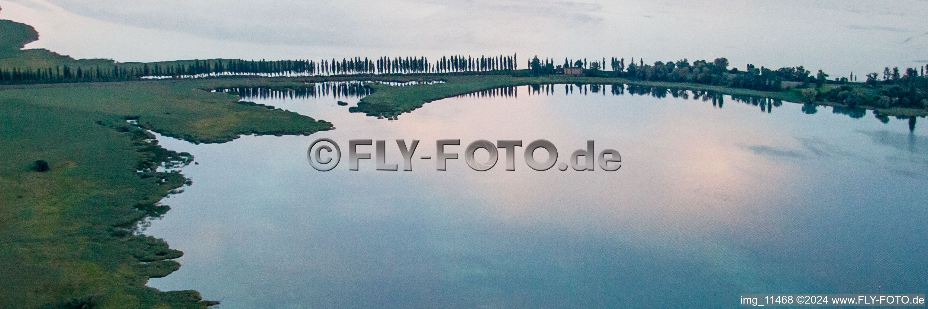 Vue aérienne de Jetée vers l'île lacustre Reichenau entre Untersee et Gnadersee sur le lac de Constance dans la lumière du soir à le quartier Lindenbühl in Reichenau dans le département Bade-Wurtemberg, Allemagne