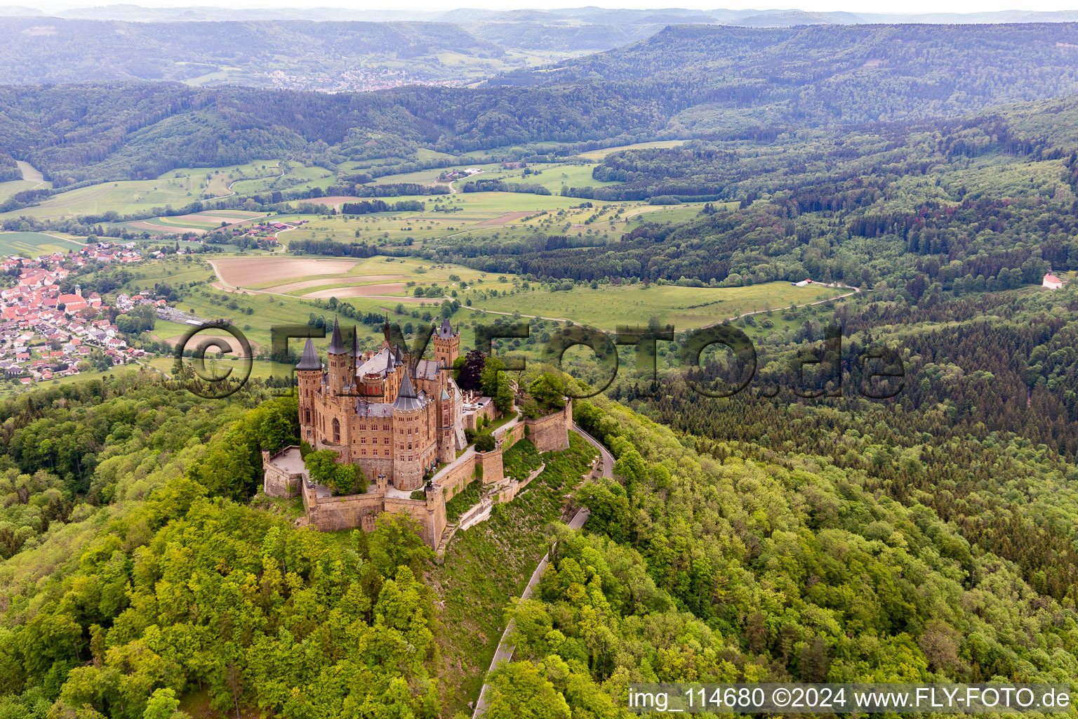 Image drone de Château de Hohenzollern à le quartier Zimmern in Bisingen dans le département Bade-Wurtemberg, Allemagne