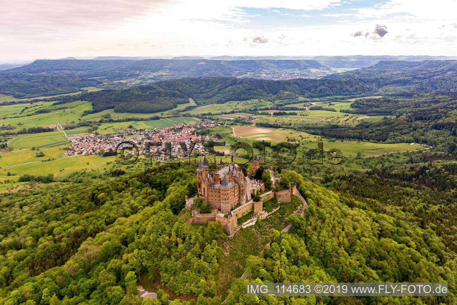 Château de Hohenzollern à Hechingen dans le département Bade-Wurtemberg, Allemagne vu d'un drone