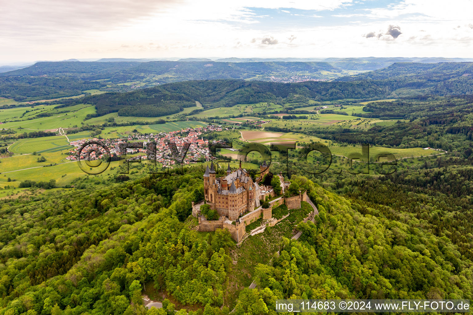 Château de Hohenzollern à Hechingen dans le département Bade-Wurtemberg, Allemagne vu d'un drone