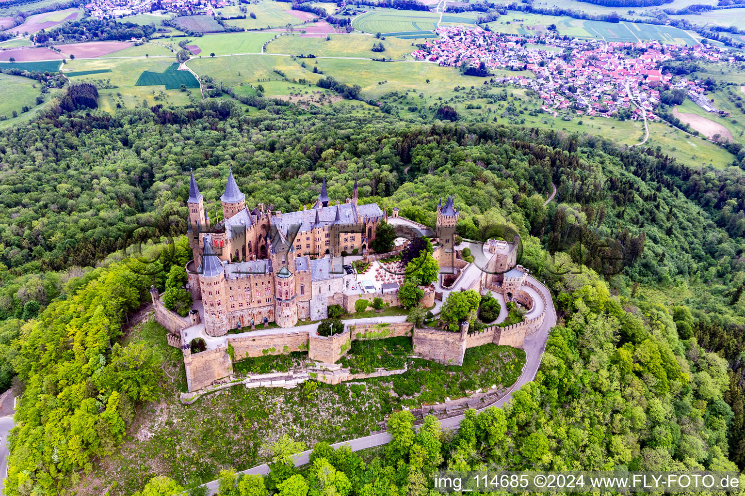 Château de Hohenzollern à le quartier Zimmern in Bisingen dans le département Bade-Wurtemberg, Allemagne d'un drone