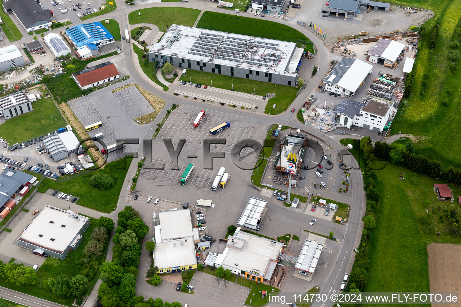 Vue aérienne de Aire d'autoroute TOTAL Autohof sur le BAB 81 à Vöhringen dans le département Bade-Wurtemberg, Allemagne