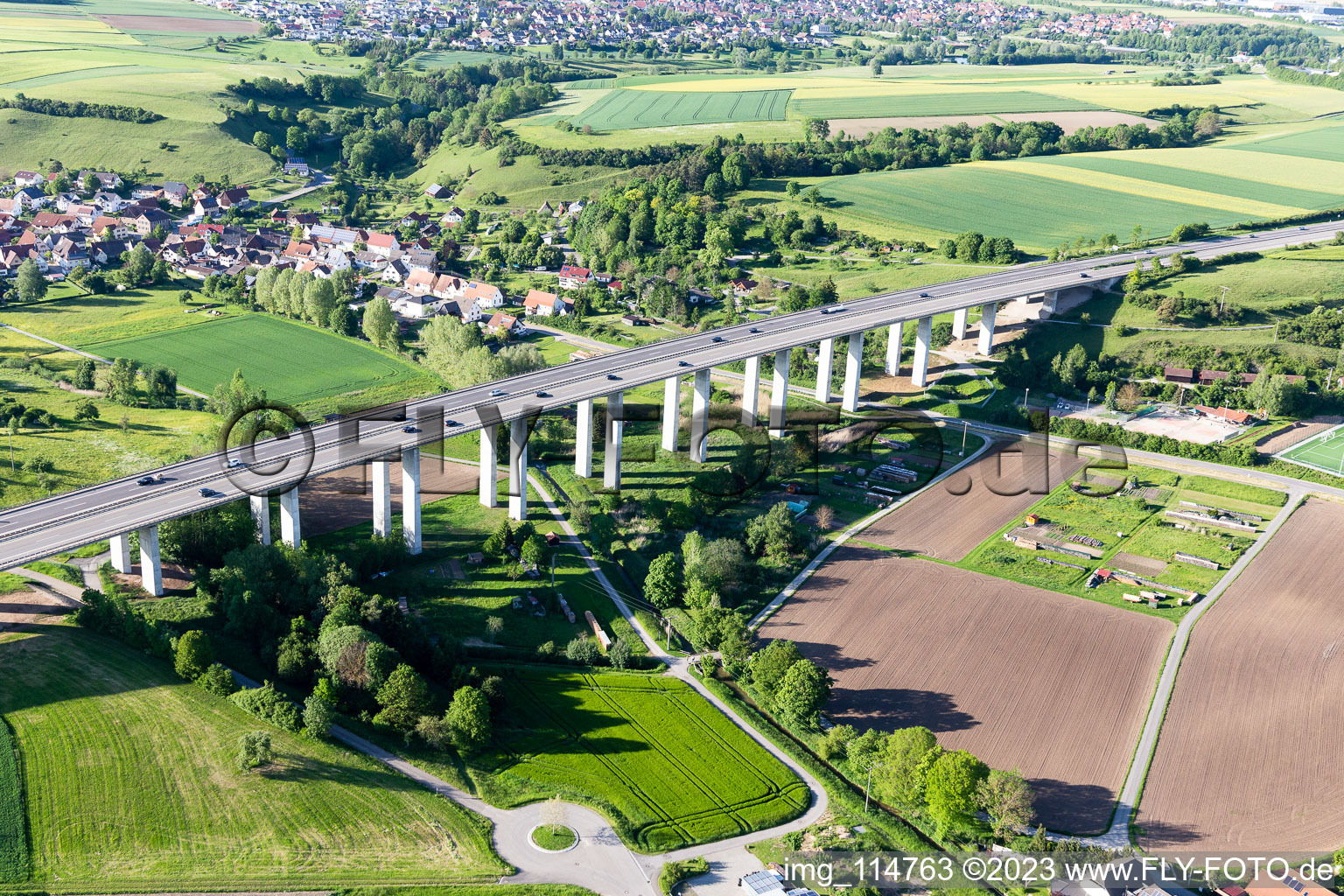 Vue aérienne de A81 Pont de Mühlbachtal à le quartier Renfrizhausen in Sulz am Neckar dans le département Bade-Wurtemberg, Allemagne