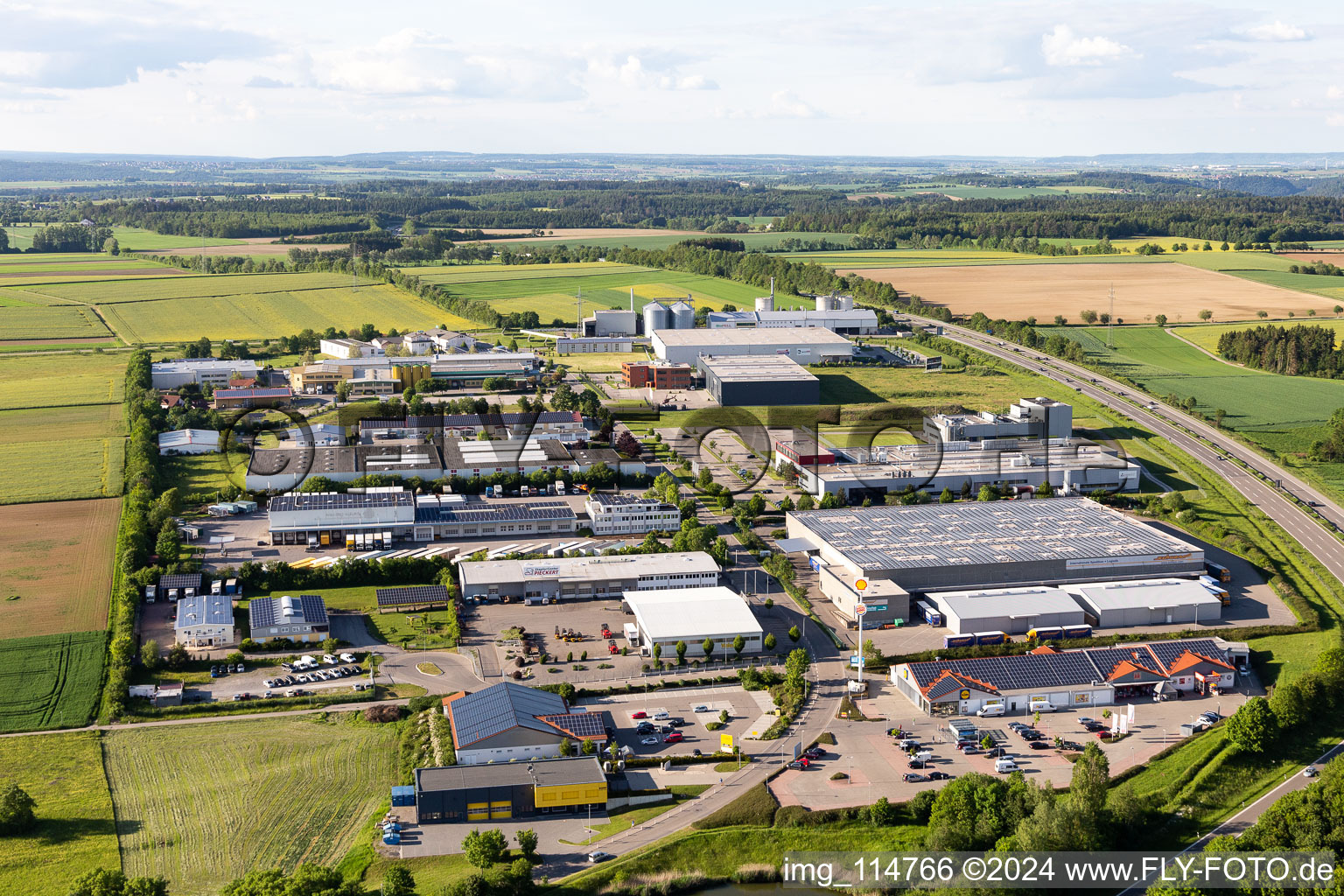 Vue aérienne de Zone commerciale et implantation d'entreprises sur l'A81 à Empfingen dans le département Bade-Wurtemberg, Allemagne