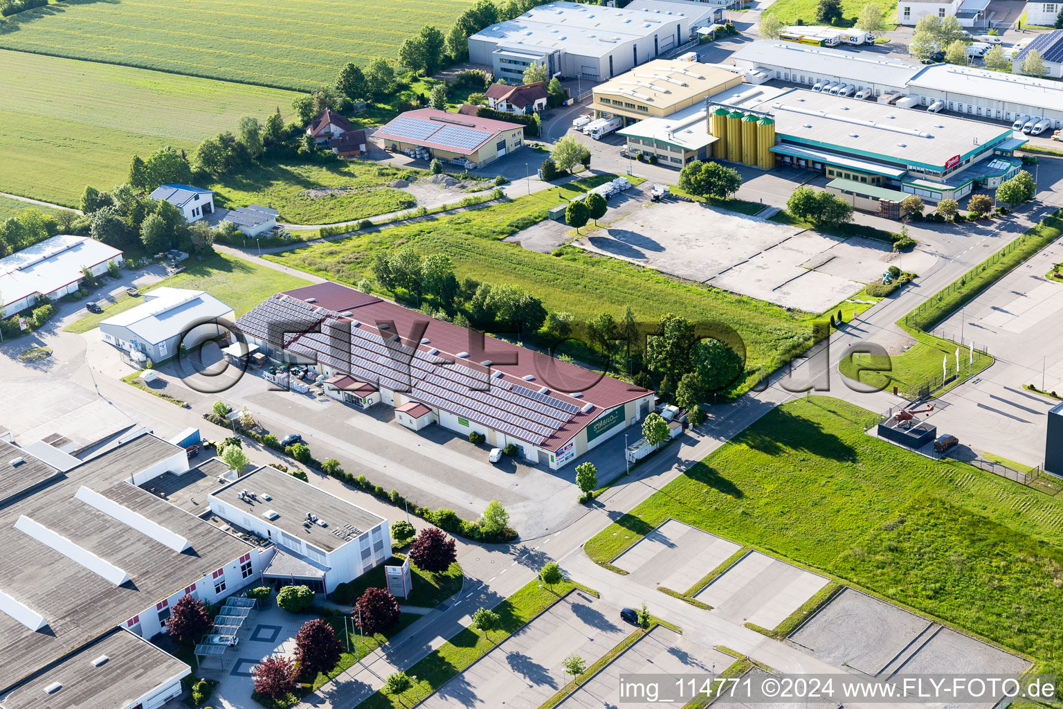 Vue aérienne de Zone industrielle Robert-Bosch-Straße avec magasin spécialisé et quincaillerie STABILO Empfingen à Empfingen dans le département Bade-Wurtemberg, Allemagne