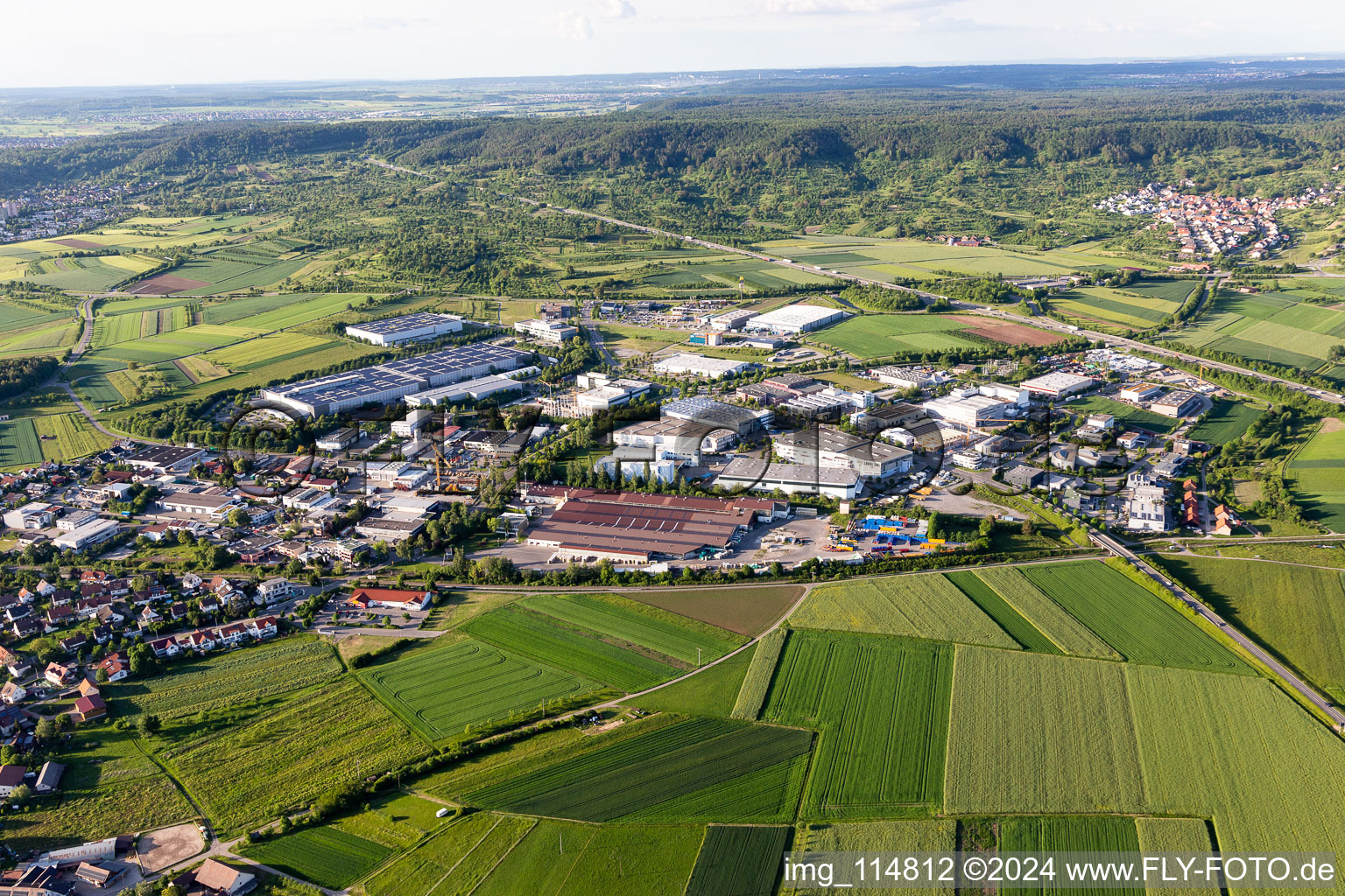 Vue aérienne de Zone industrielle et commerciale avec FUXTEC GmbH, Wackenhut GmbH & Co. KG et PHOENIX CONTACT Connector Technology GmbH à le quartier Gültstein in Herrenberg dans le département Bade-Wurtemberg, Allemagne