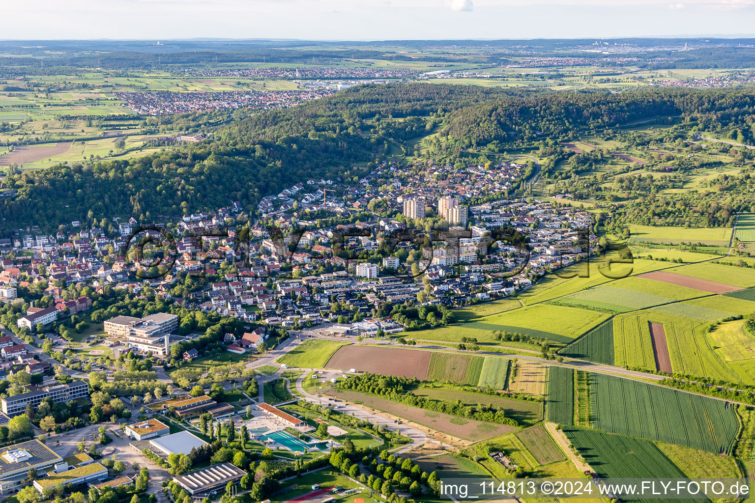 Vue aérienne de Centre-ville entouré de forêts et de zones forestières avec des rues et des maisons et des zones résidentielles à Herrenberg dans le département Bade-Wurtemberg, Allemagne