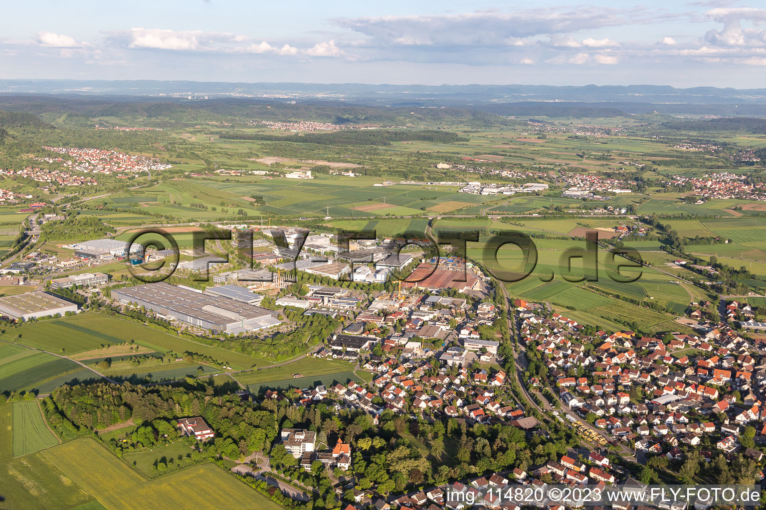 Vue aérienne de Zone industrielle de l'ouest à le quartier Gültstein in Herrenberg dans le département Bade-Wurtemberg, Allemagne