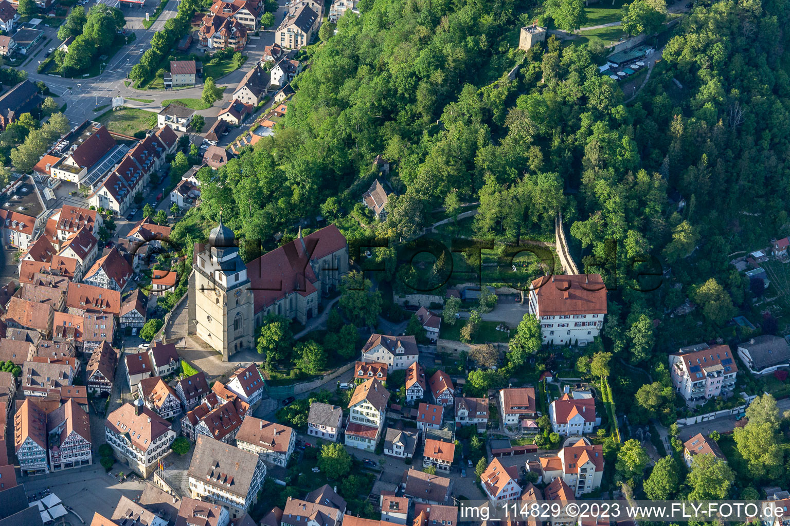 Vue aérienne de Collégiale du centre historique et tour poudrière du Schloßberg à Herrenberg dans le département Bade-Wurtemberg, Allemagne