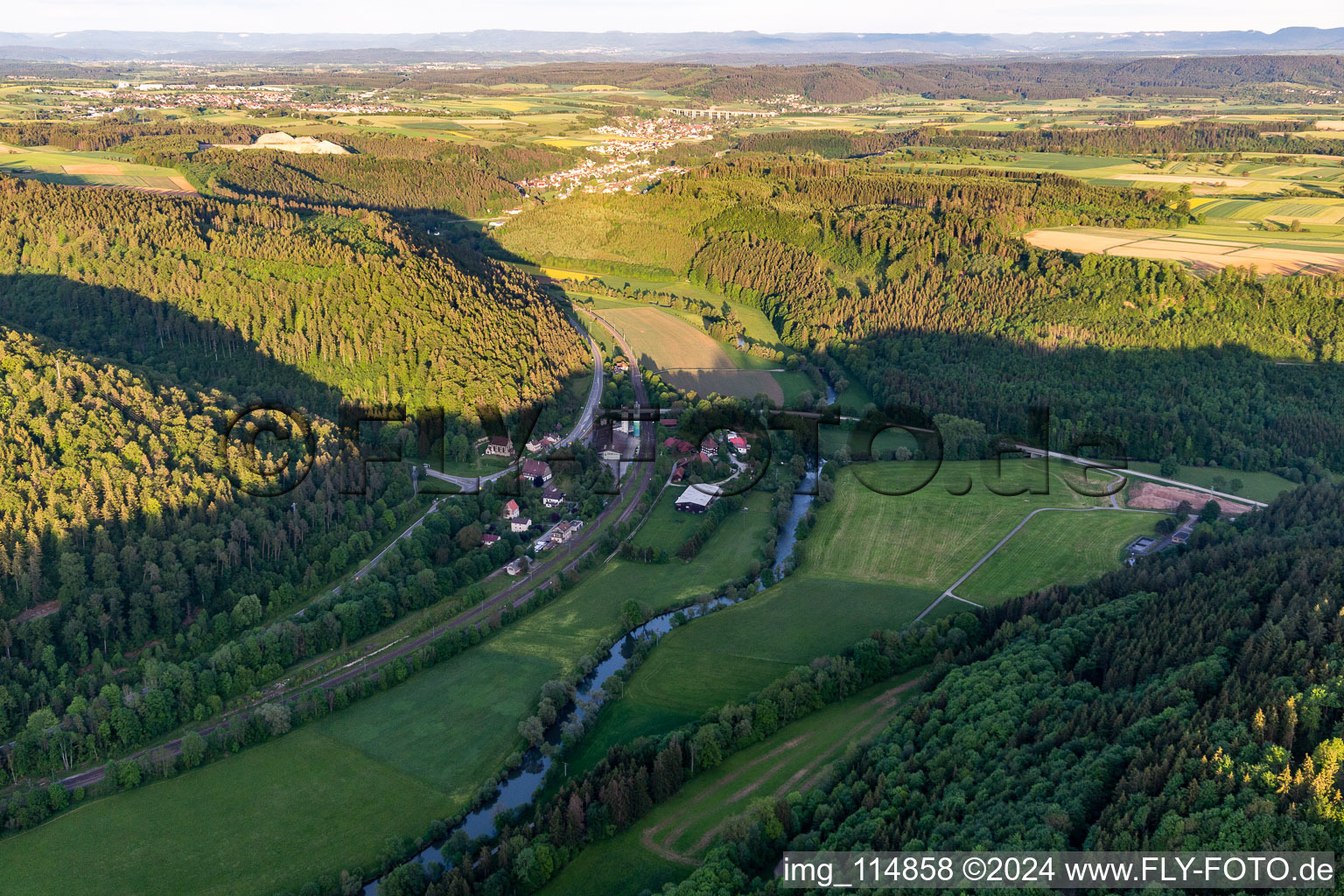 Vue aérienne de Neckarhausen dans le département Bade-Wurtemberg, Allemagne