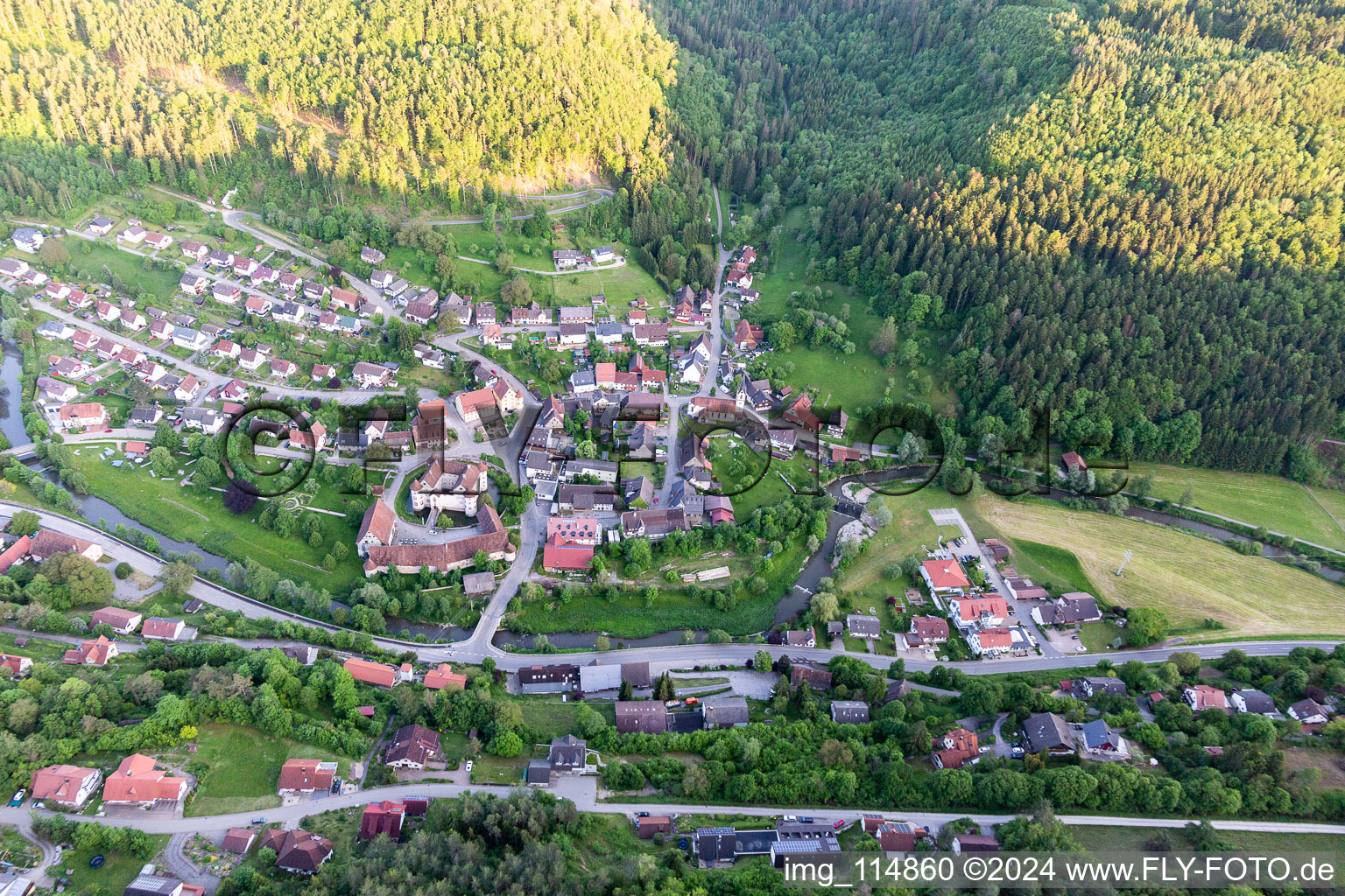 Vue aérienne de Château entouré de douves Glatt à le quartier Glatt in Sulz am Neckar dans le département Bade-Wurtemberg, Allemagne