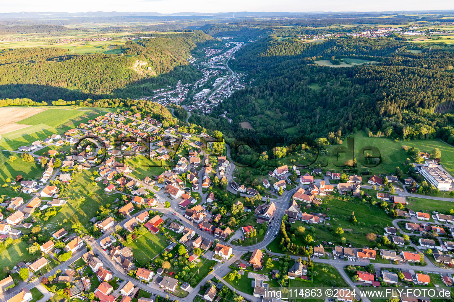 Vue aérienne de Le paysage de la vallée entouré de montagnes en Weiden à le quartier Weiden in Dornhan dans le département Bade-Wurtemberg, Allemagne