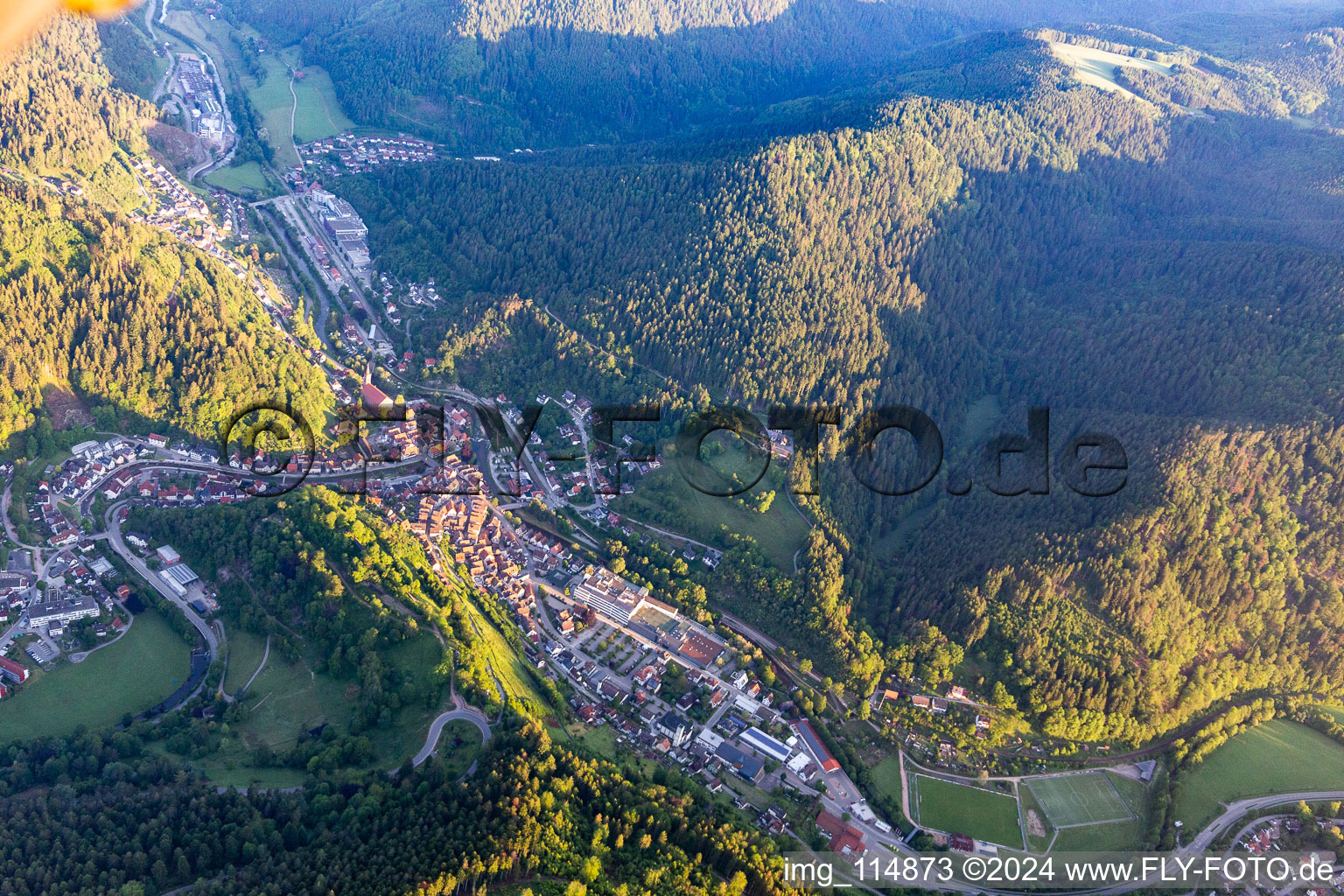 Vue aérienne de Le paysage de la vallée entouré de montagnes à Schiltach dans le département Bade-Wurtemberg, Allemagne