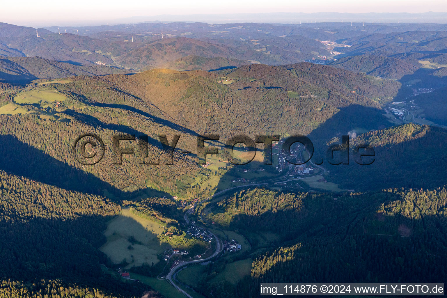 Vue aérienne de Paysage de la vallée de la Forêt-Noire entouré de montagnes dans le district de Kinzigtal à le quartier Halbmeil in Wolfach dans le département Bade-Wurtemberg, Allemagne