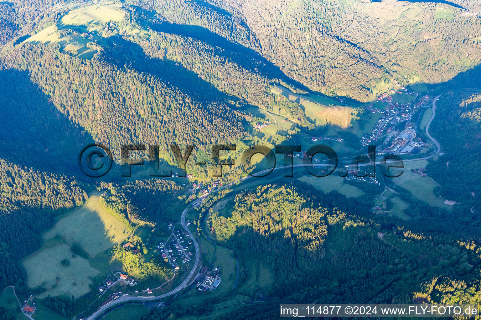 Vue aérienne de Kinzigtal à Wolfach dans le département Bade-Wurtemberg, Allemagne