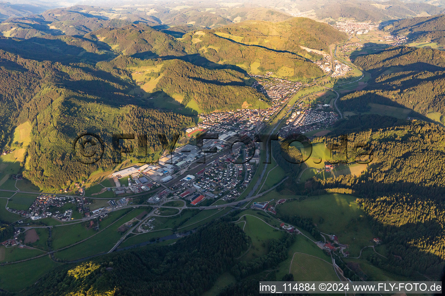 Vue aérienne de Zone industrielle et commerciale de la Hinterer Bahnhof dans le Kinzigtal à Hausach dans le département Bade-Wurtemberg, Allemagne