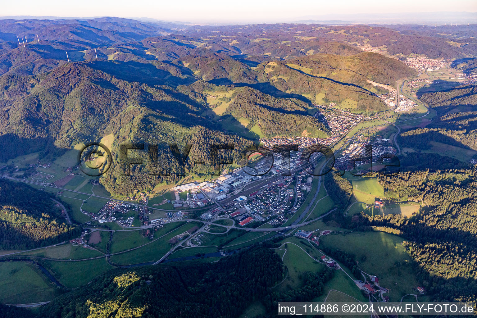 Vue aérienne de Zone industrielle et commerciale de la Hinterer Bahnhof dans le Kinzigtal à Hausach dans le département Bade-Wurtemberg, Allemagne