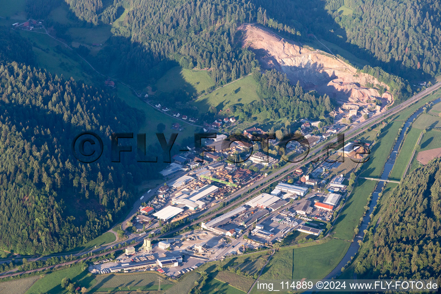 Vue aérienne de Zone industrielle et commerciale Vorlandstrasse et Ferdinand-Reiß-Strasse à Kinzigtal à Hausach dans le département Bade-Wurtemberg, Allemagne