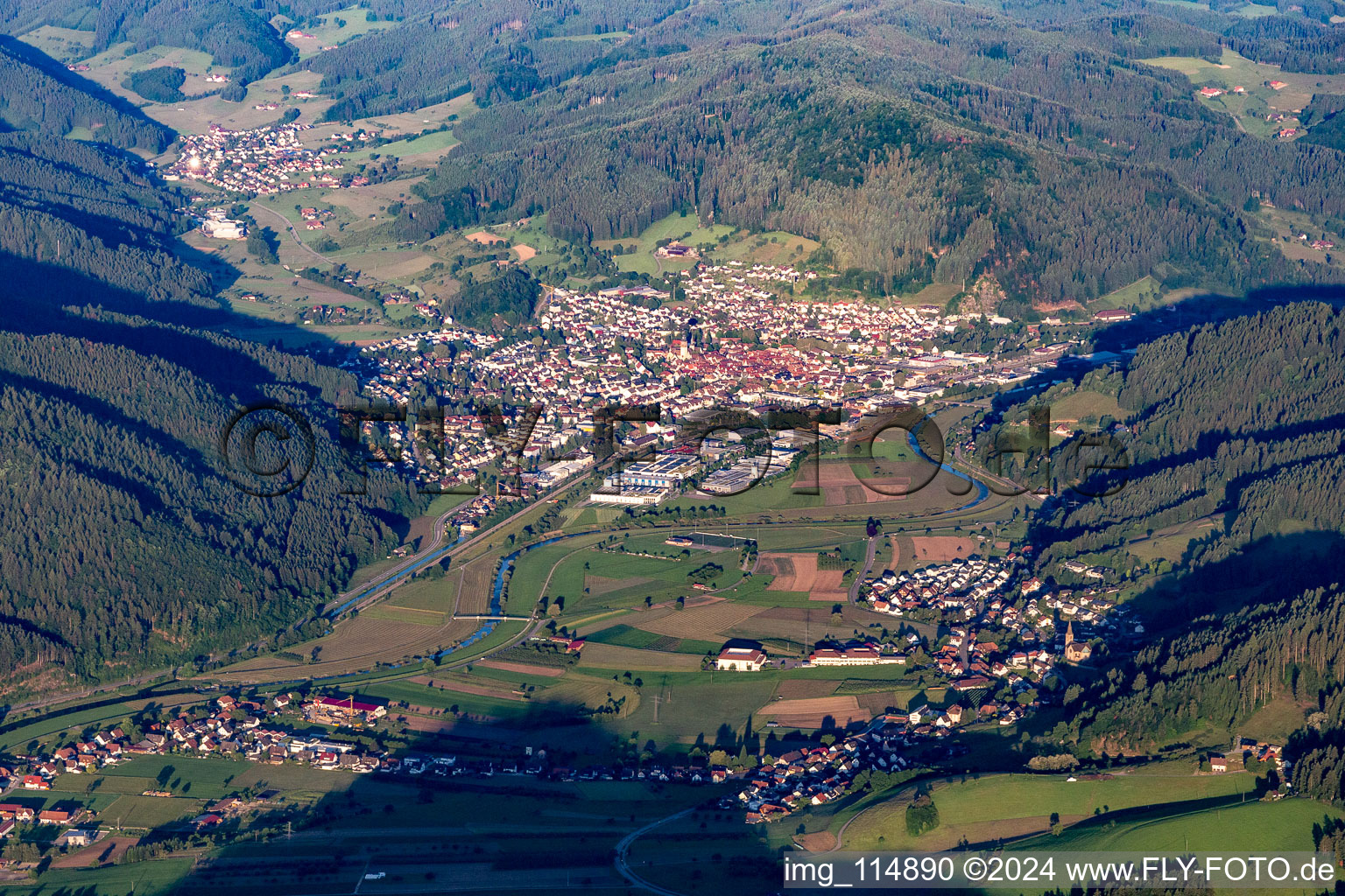 Vue aérienne de Le paysage de la vallée de la Kinzig entouré des montagnes de la Forêt-Noire à Haslach im Kinzigtal dans le département Bade-Wurtemberg, Allemagne