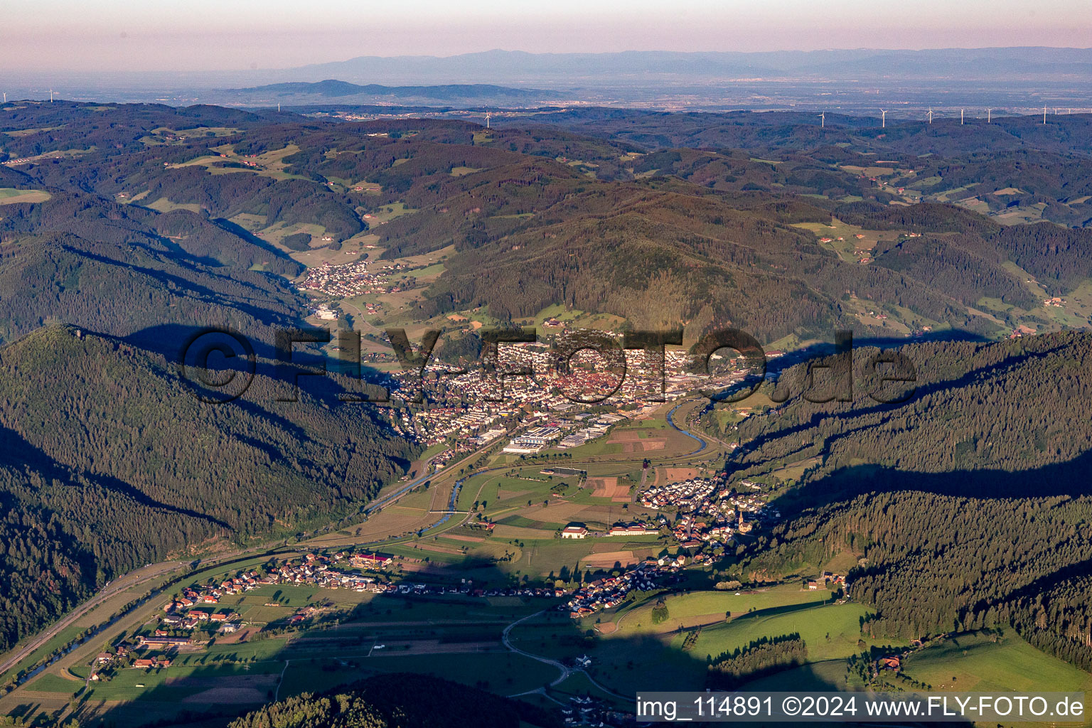 Vue aérienne de Le paysage de la vallée de la Kinzig entouré des montagnes de la Forêt-Noire à Haslach im Kinzigtal dans le département Bade-Wurtemberg, Allemagne