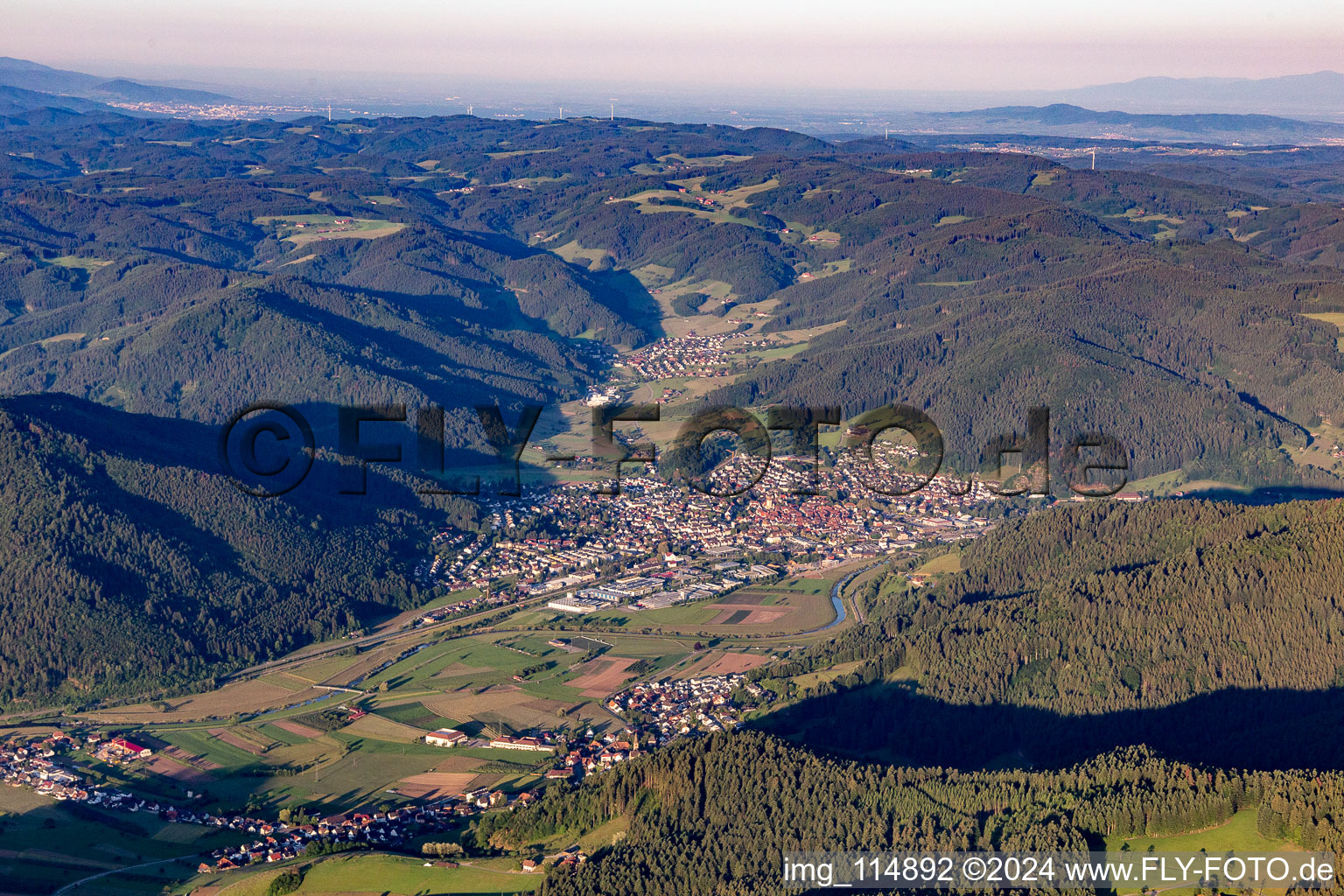 Photographie aérienne de Le paysage de la vallée de la Kinzig entouré des montagnes de la Forêt-Noire à Haslach im Kinzigtal dans le département Bade-Wurtemberg, Allemagne