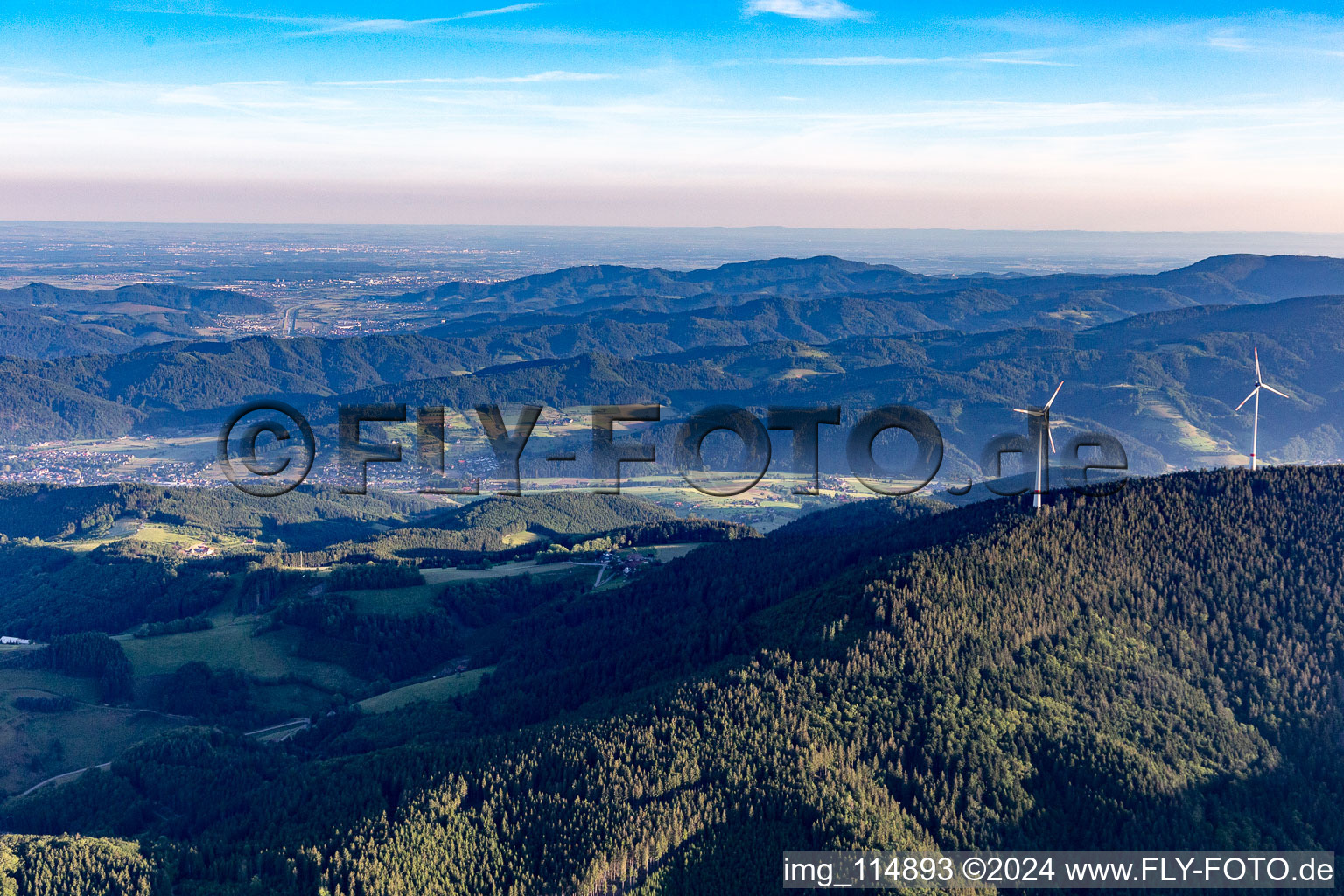 Vue aérienne de Éoliennes en Forêt-Noire à Zell am Harmersbach dans le département Bade-Wurtemberg, Allemagne