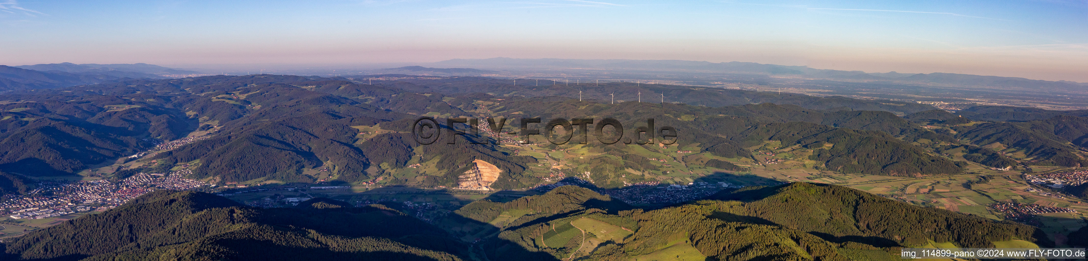 Vue aérienne de Panorama - perspective du paysage de la vallée de la Kinzig entouré des montagnes de la Forêt-Noire à Steinach dans le département Bade-Wurtemberg, Allemagne