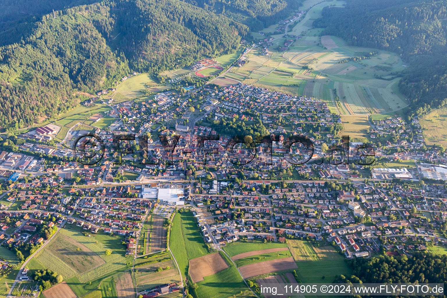 Vue aérienne de Le paysage de la vallée de la Kinzig entouré des montagnes de la Forêt-Noire à Zell am Harmersbach dans le département Bade-Wurtemberg, Allemagne